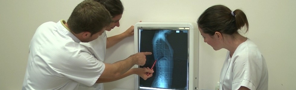 Etudiants osteopathes regardant une radio
